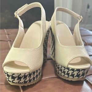 SHEIN Cream and Black Platform Sandals